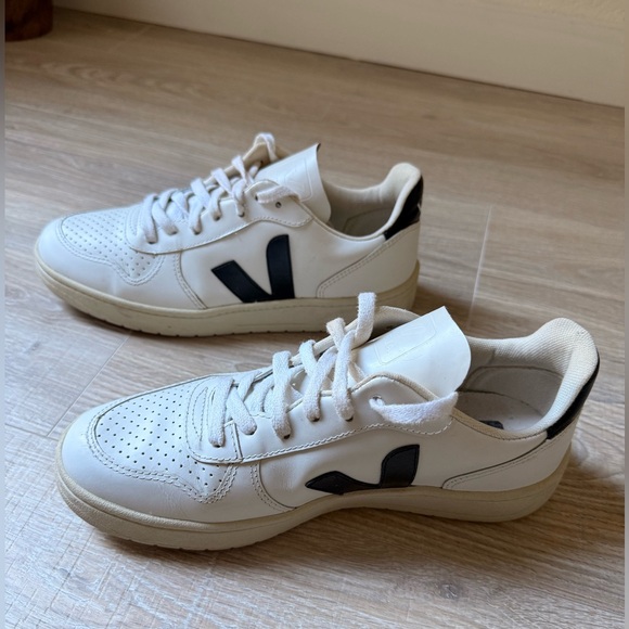 Veja White Women's Sneakers - Picture 3 of 7